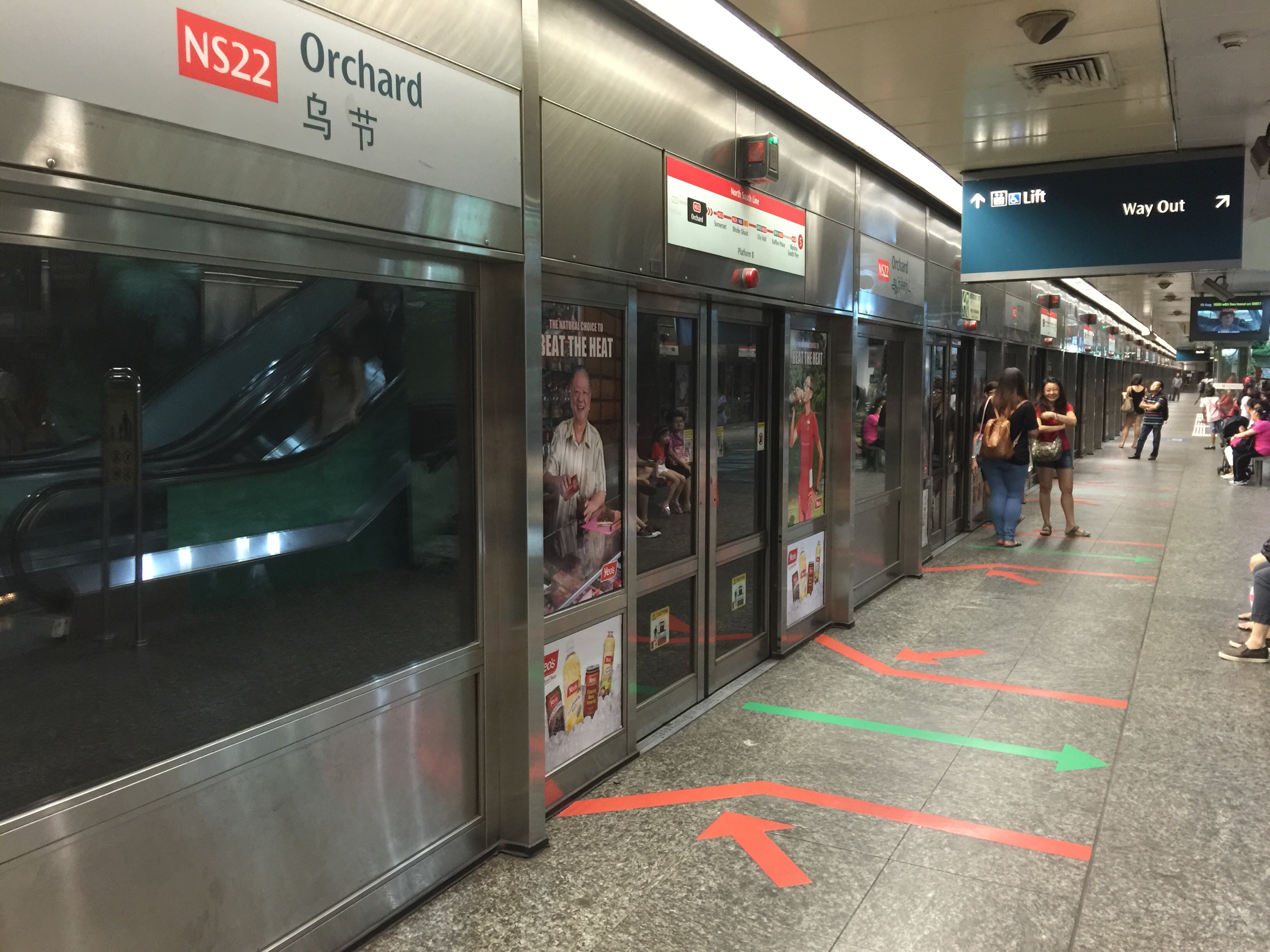 Nie istnieje niebezpieczeństwo wpadnięcia pod pociąg.  Tory. oddzielone są od peronu szklanym murem. 